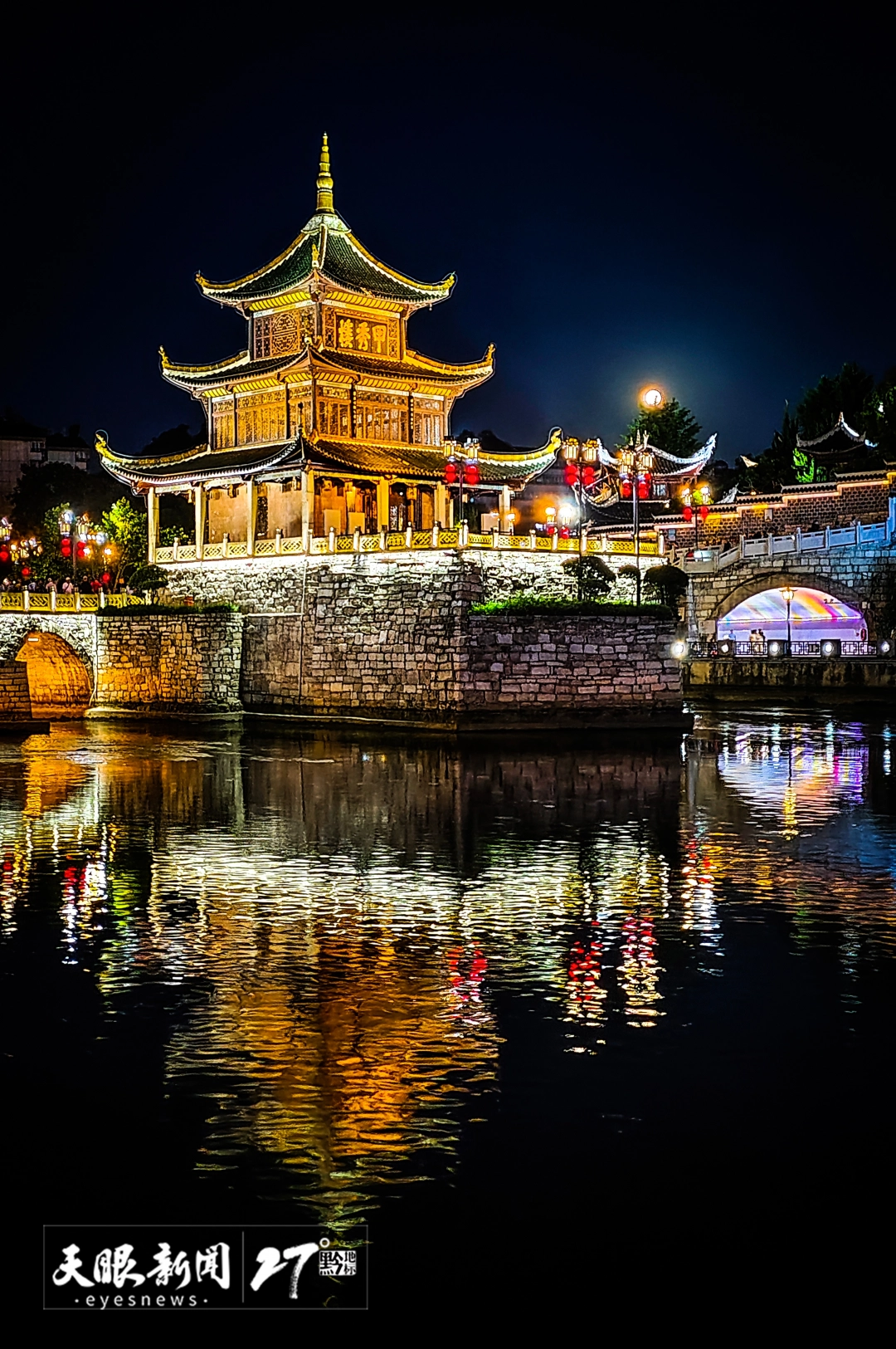 甲秀楼旁月上树梢头。刘朝能 摄.jpg