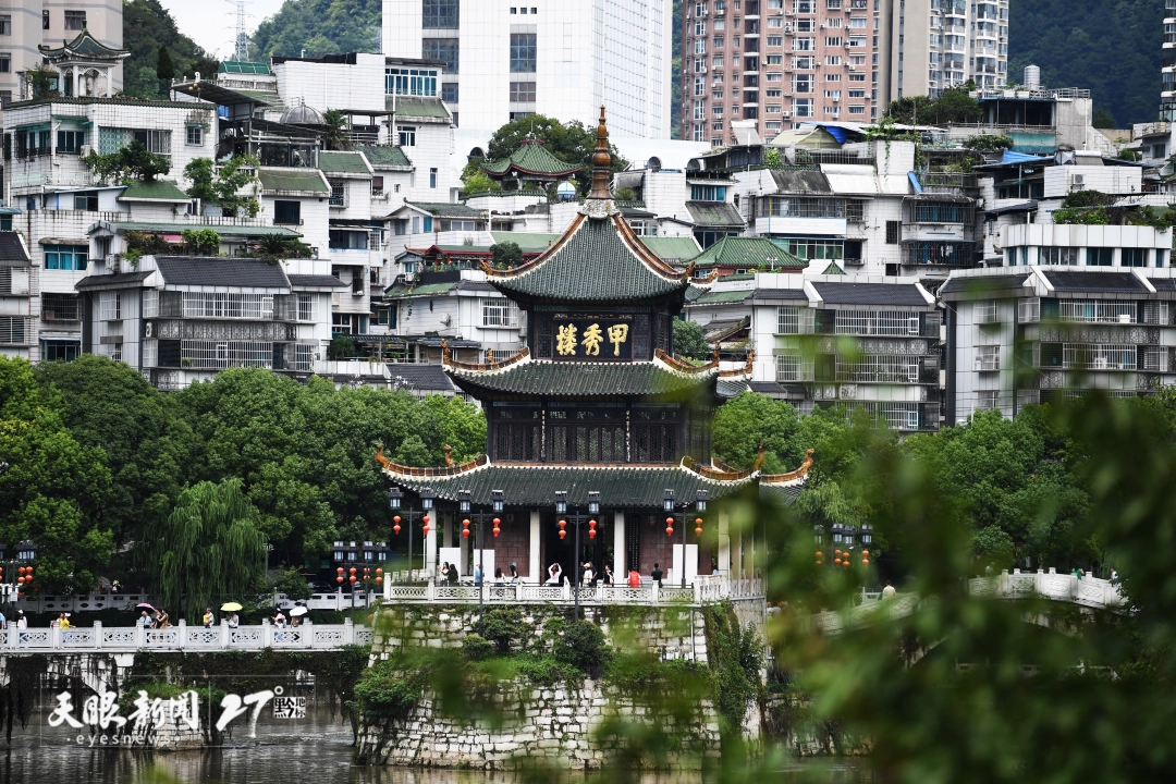 游客在贵阳市甲秀楼景区参观游览。赵松 摄.jpg