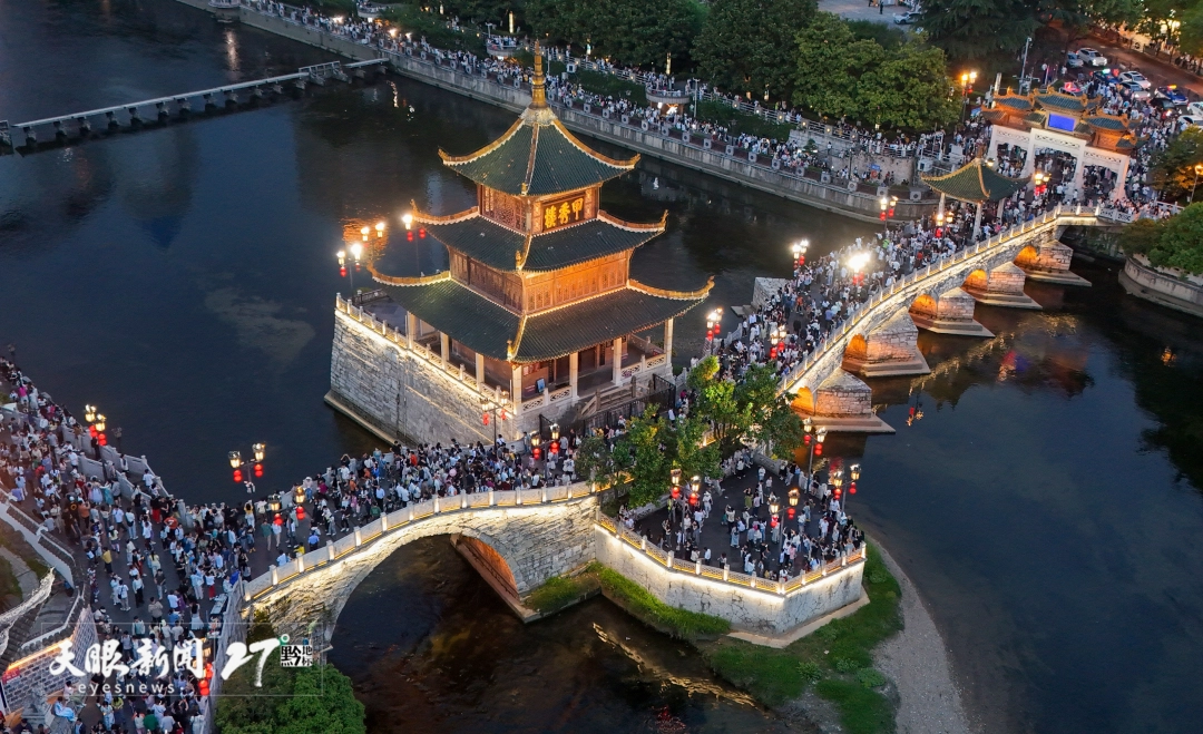 贵州省贵阳市甲秀楼景区夜景璀璨，游人如织，热闹非凡。乔啟明 摄.jpg