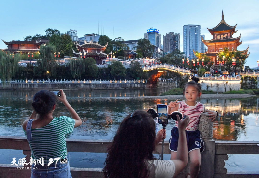 游客在贵州省贵阳市甲秀楼景区拍照留念。乔啟明 摄.jpg