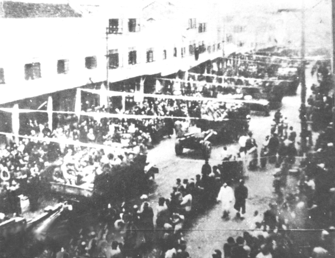 解放军入城部队从中华路进入贵阳市区2