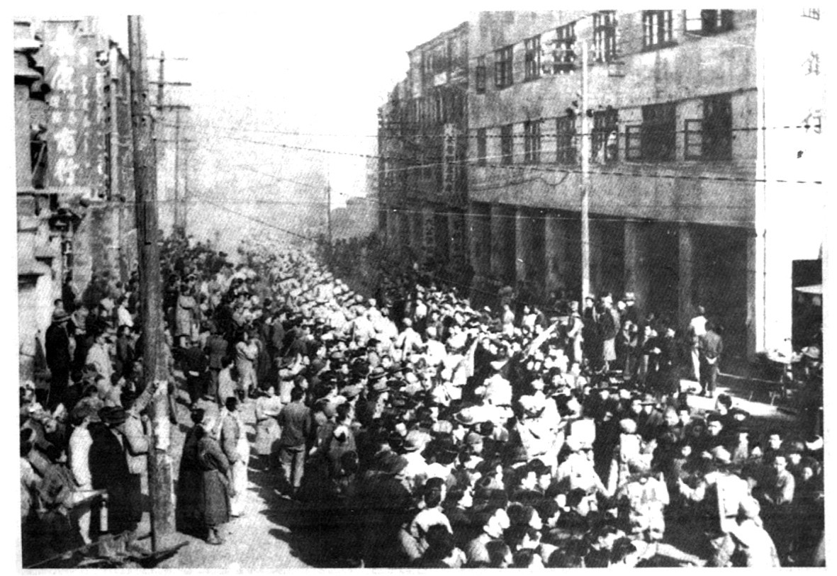 1949年11月15日贵阳市解放。图为人民解放军入城式