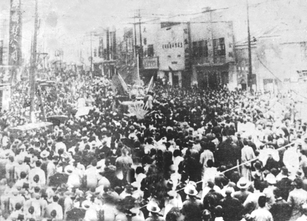 1949年11月15日,贵阳解放,群众欢迎解放军入城