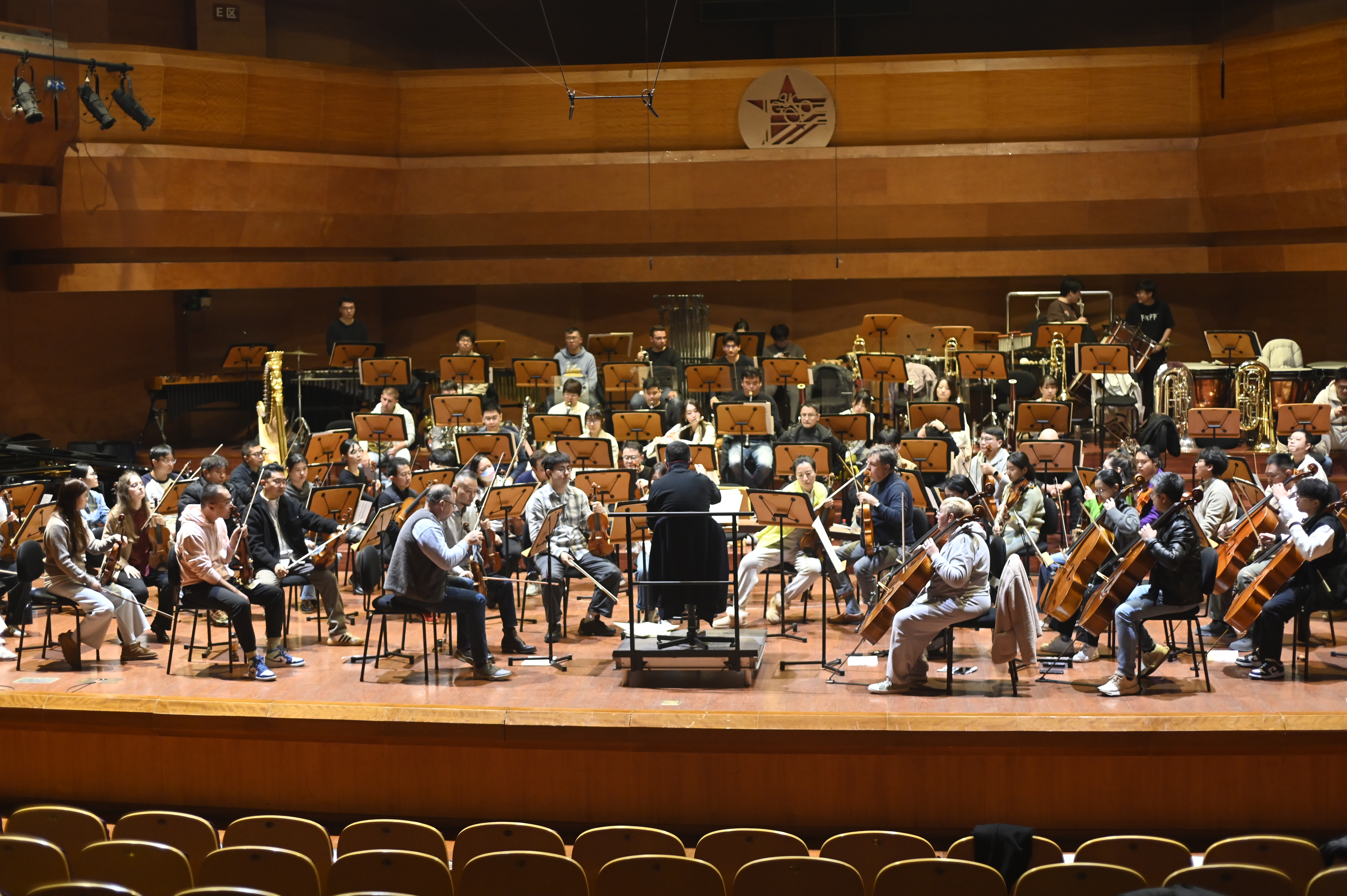 12月2日下午，贵阳大剧院音乐厅内，《唐诗的回响》音乐会的排练现场。