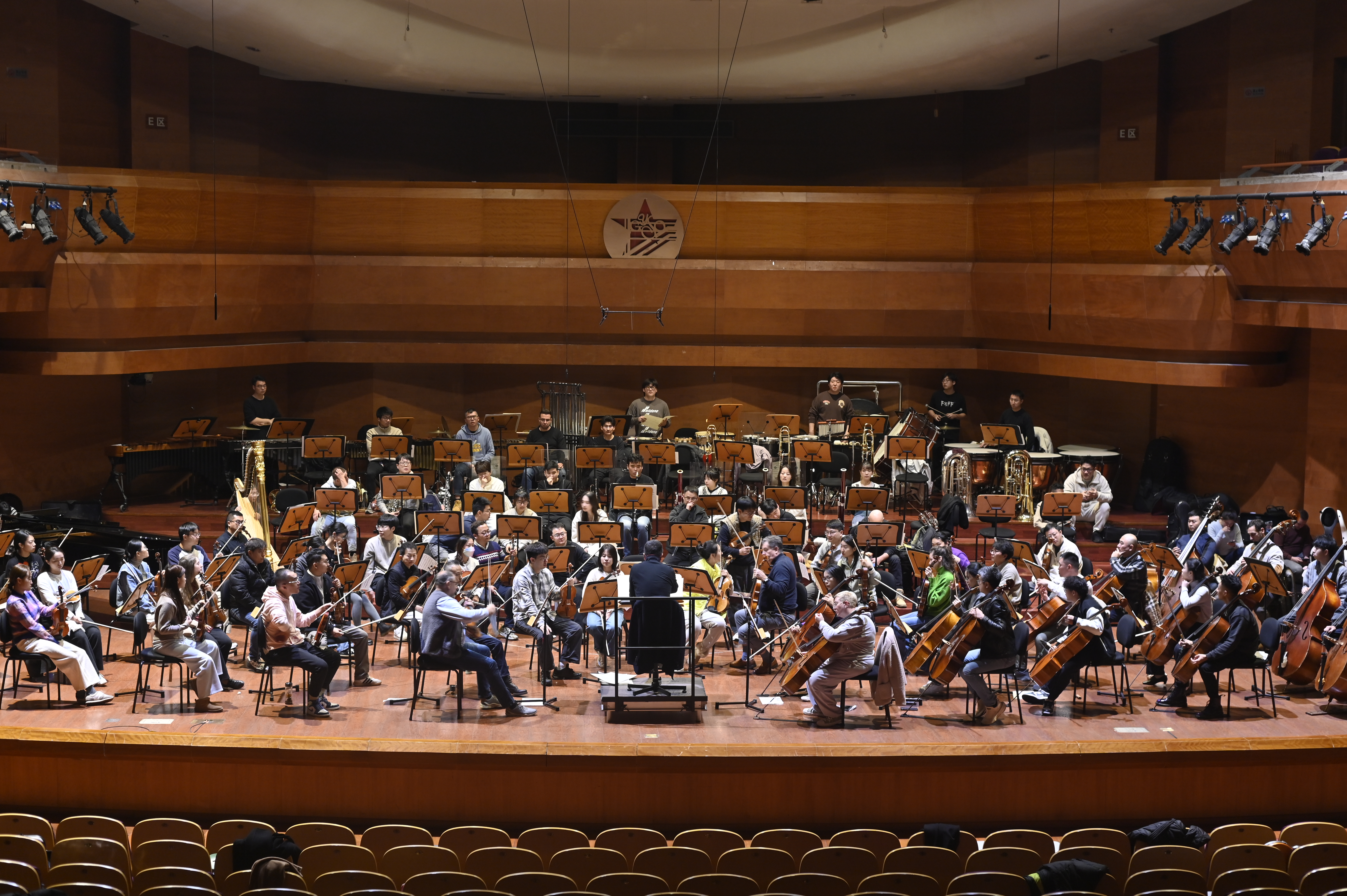 12月2日下午，贵阳大剧院音乐厅内，《唐诗的回响》音乐会的排练现场。2