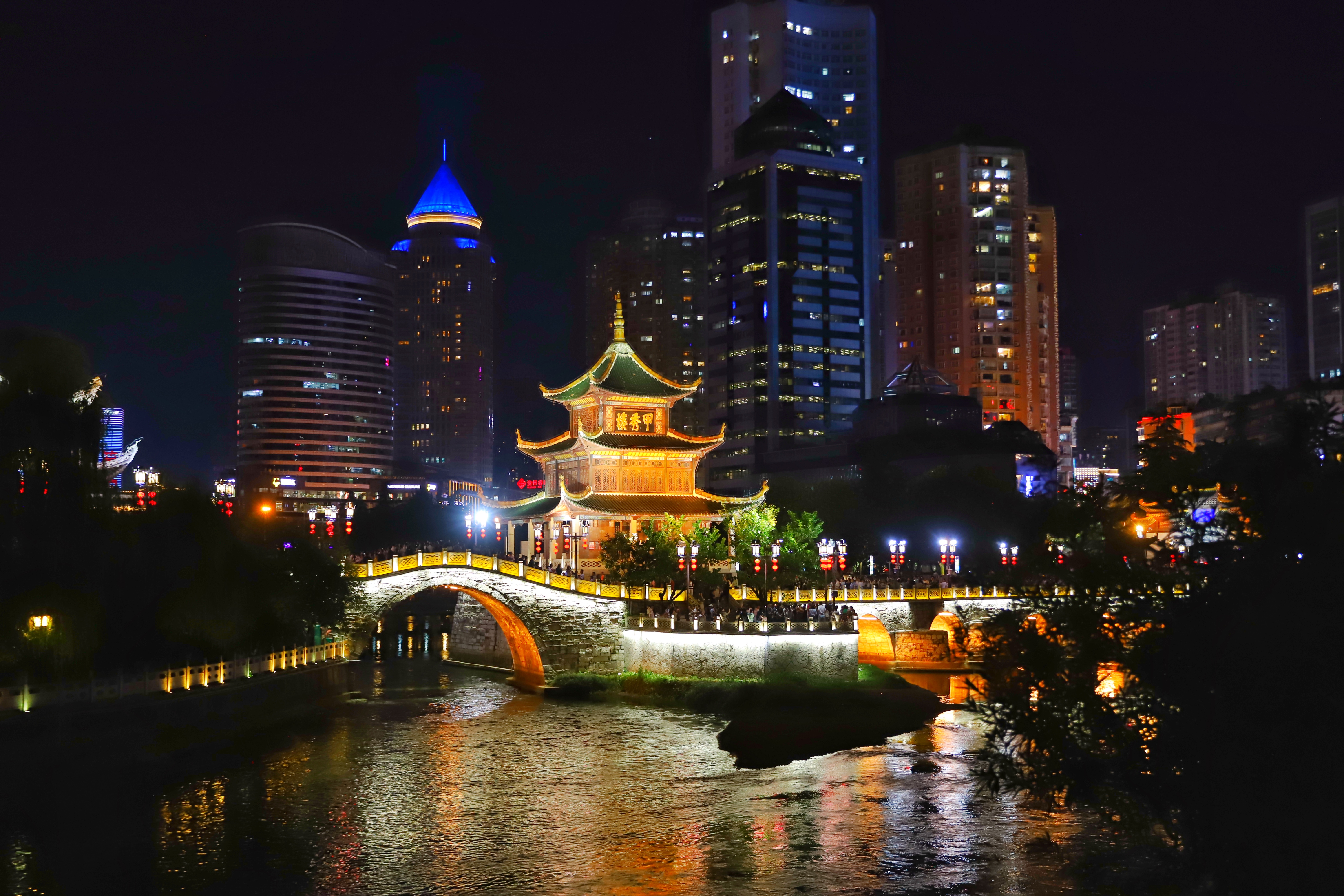 避暑旅游旺季，甲秀楼人潮涌动 (11)