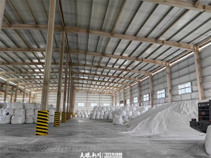 聚力生原料库内整齐堆放的氯化钾。牟绍莉 摄.jpg