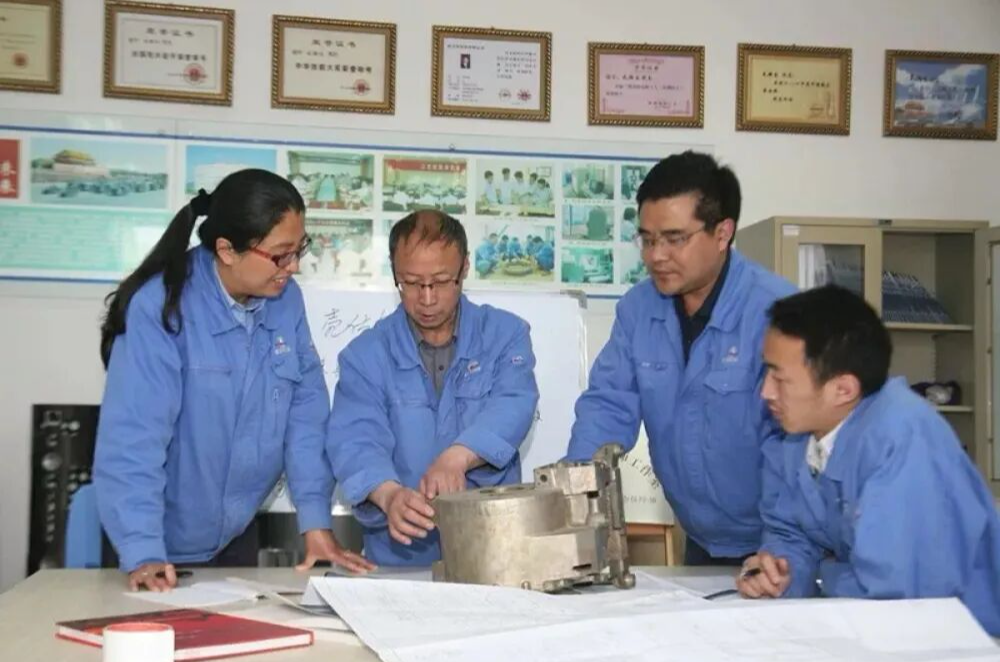 全国道德模范、“大国工匠”毛腊生受邀参加央视蛇年春晚。(图源 天眼新闻) (2) 全国道德模范、“大国工匠”毛腊生受邀参加央视蛇年春晚。(图源 天眼新闻) (2)