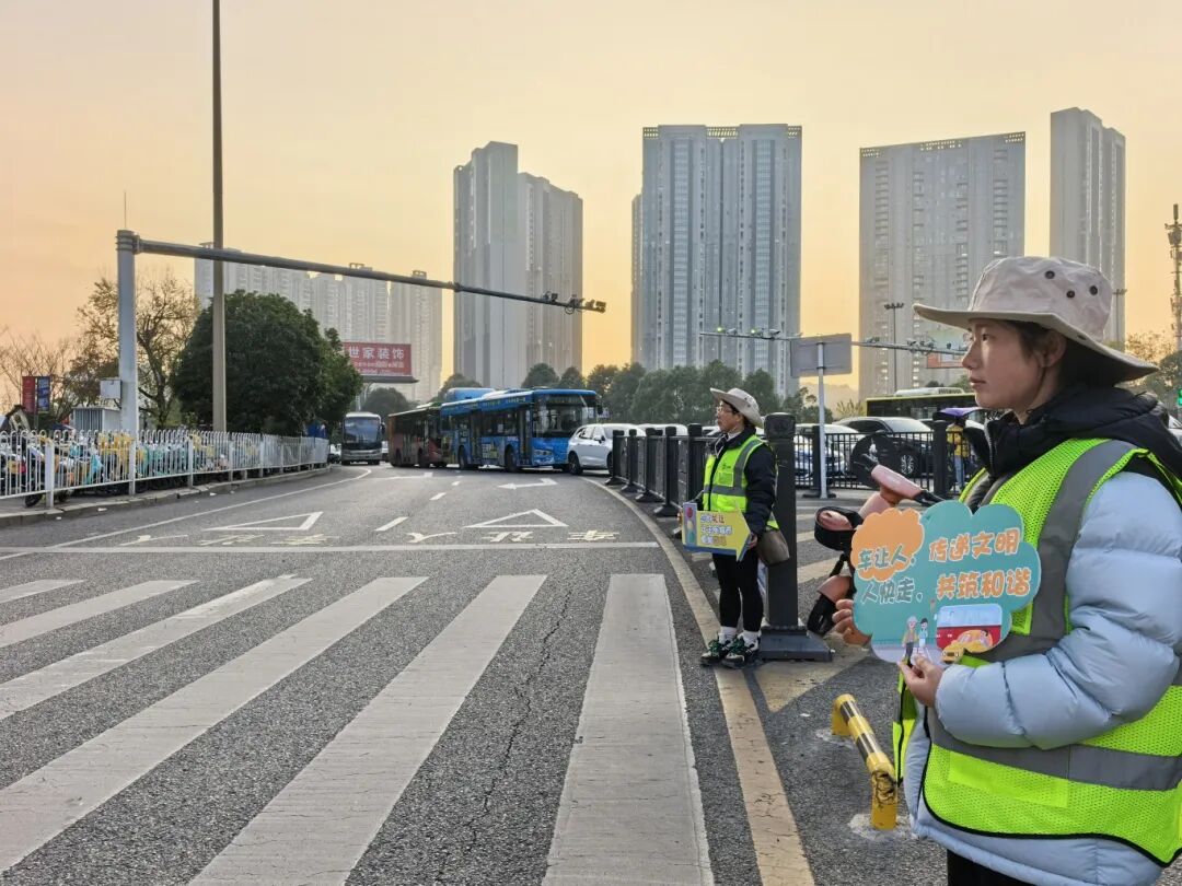 2025年贵阳贵安 “车让人 人快走” 活动收官,以双向礼让筑牢城市文明底色。