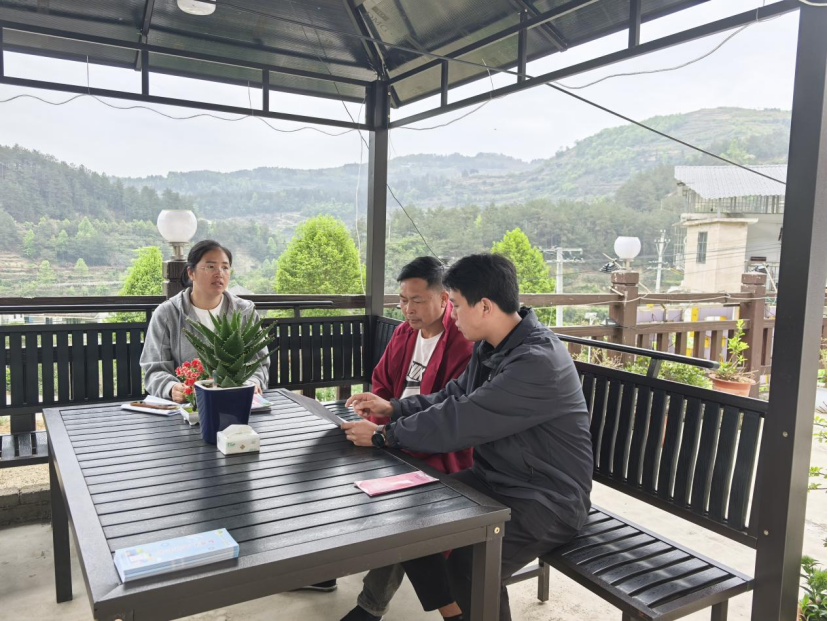 开阳县龙广村通过建立邻里互助社、推广“邻里互助簿”等方式,引导村民摒弃陈规陋习,树立文明新风