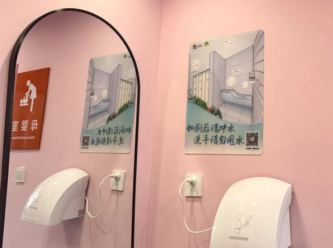 2025年贵阳贵安深化文明公厕培育行动,2000余块“文明如厕”系列公益海报上墙,提升城市服务品质、旅游服务质量和群众生活满意度。