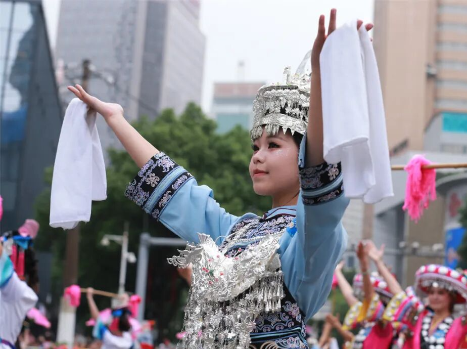 2025年5·19中国旅游日·贵州民族团结大巡游正式启幕。 2025年5·19中国旅游日·贵州民族团结大巡游正式启幕。