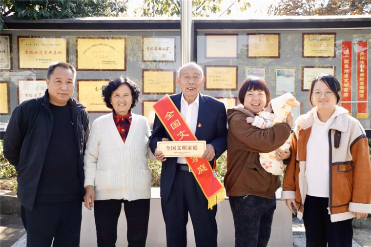 全国文明家庭刘玉智家庭50多年以报纸为纽带,用坚守诠释热爱,用传承涵养家风,以公益传递文明。