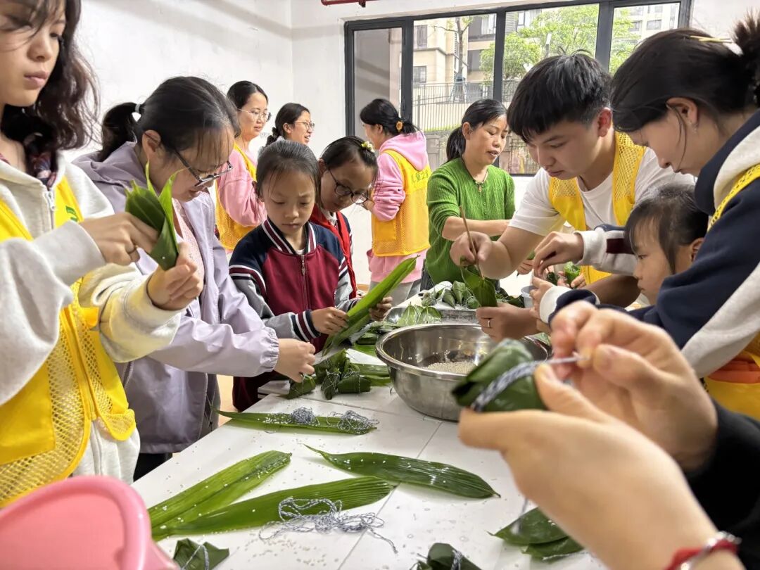 观山湖区宇虹社区以“豌豆家儿童之家”为阵地,用“小手”牵动“大手” 共建和谐“大家”。(资料图)