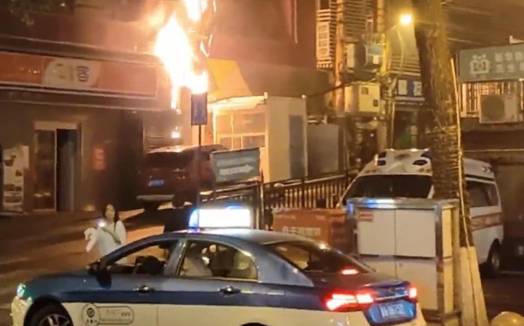 人民日报点赞贵阳出租车司机彭师傅,凌晨3点他狂按喇叭“吵醒”起火居民楼内的居民。(视频截图 来源网络)