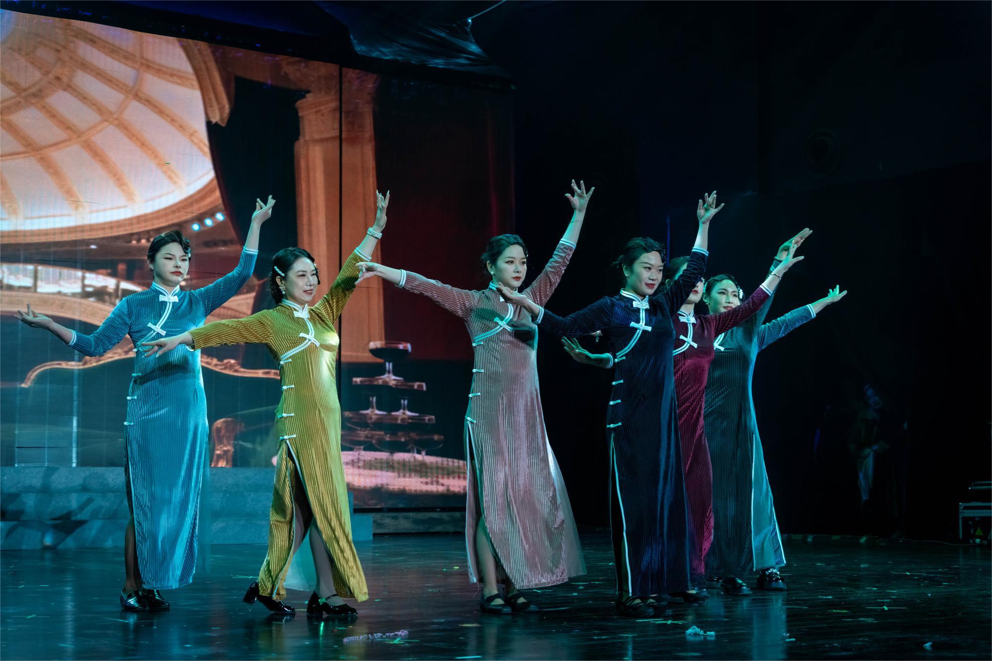 在中国革命的烽火岁月里，有一群人，没有冲锋在前线，他们不拿枪，却用数据、风向与云图，守护着战场的生死与胜负。他们，是中国最早的气象工作者，用科学，参与革命；用专业，支撑胜利。