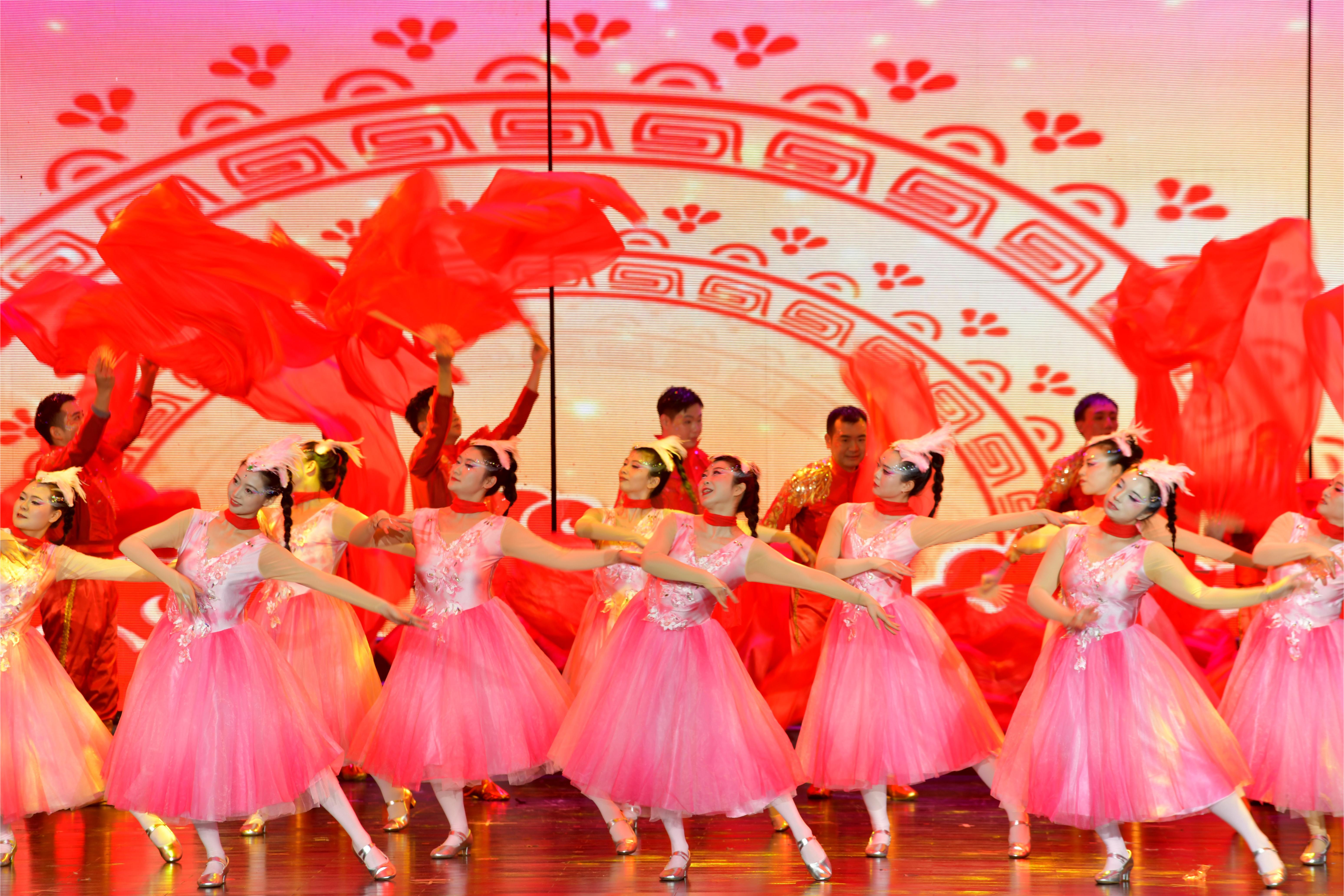 5贵阳市气象局的大型舞蹈《吉星高照春来到》！近三十位演员将用恢宏的群舞，铺开一幅新春锦绣画卷，寓意贵州气象事业吉星高照、前程似锦！