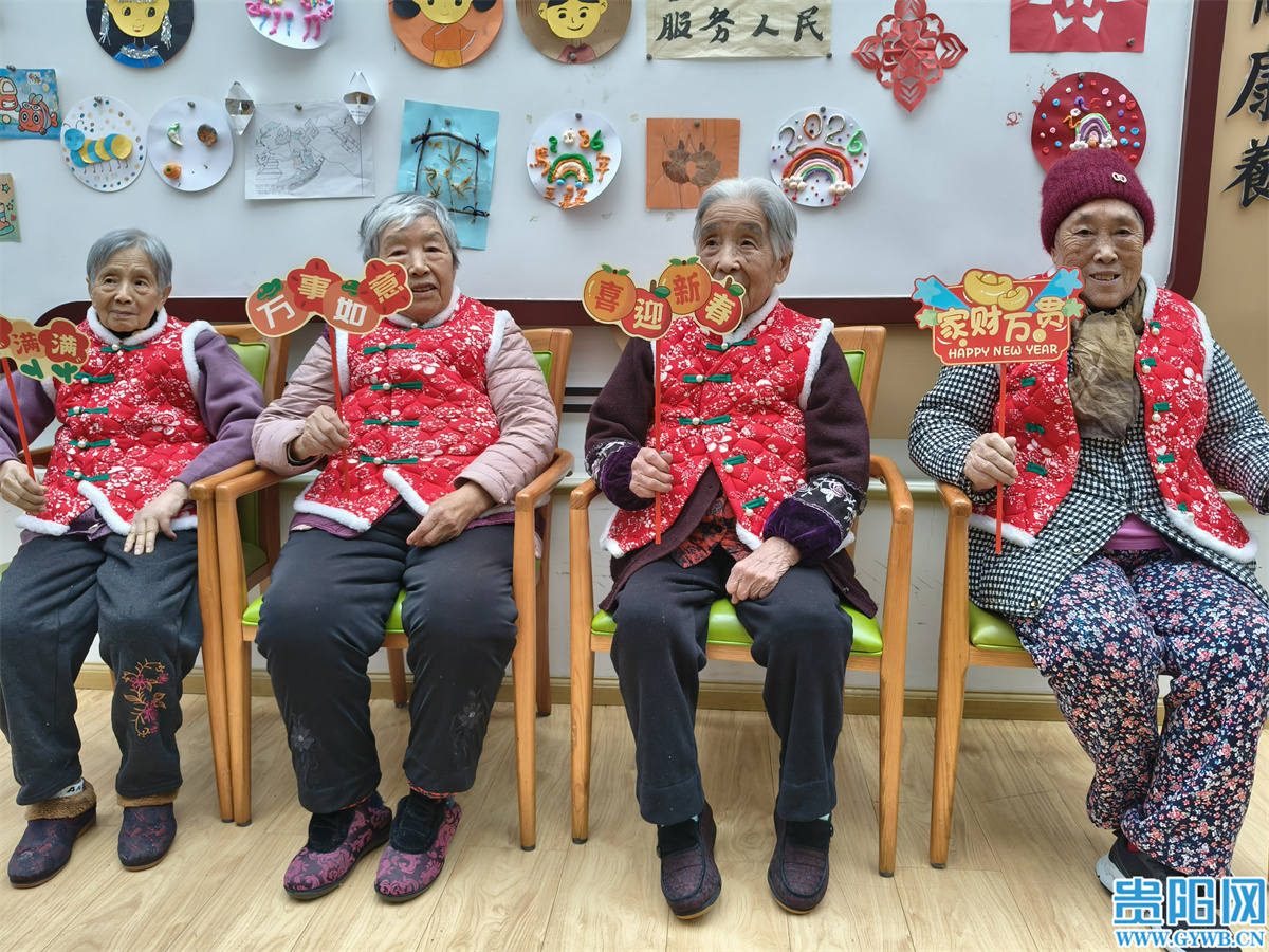 1.91岁的王奶奶(右一)与三位老姐妹高兴地合影