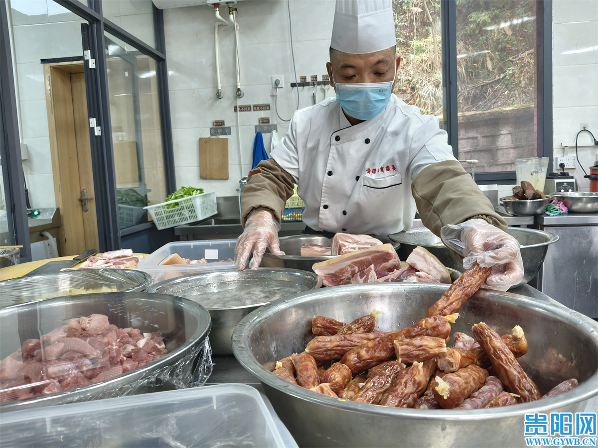 主厨陈清华正在检查年夜饭食材