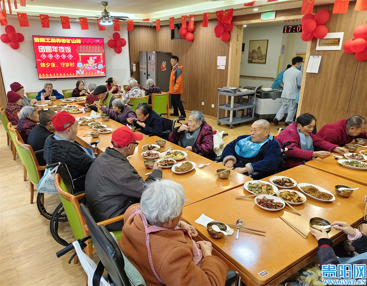 4.丰盛温馨的年夜饭现场