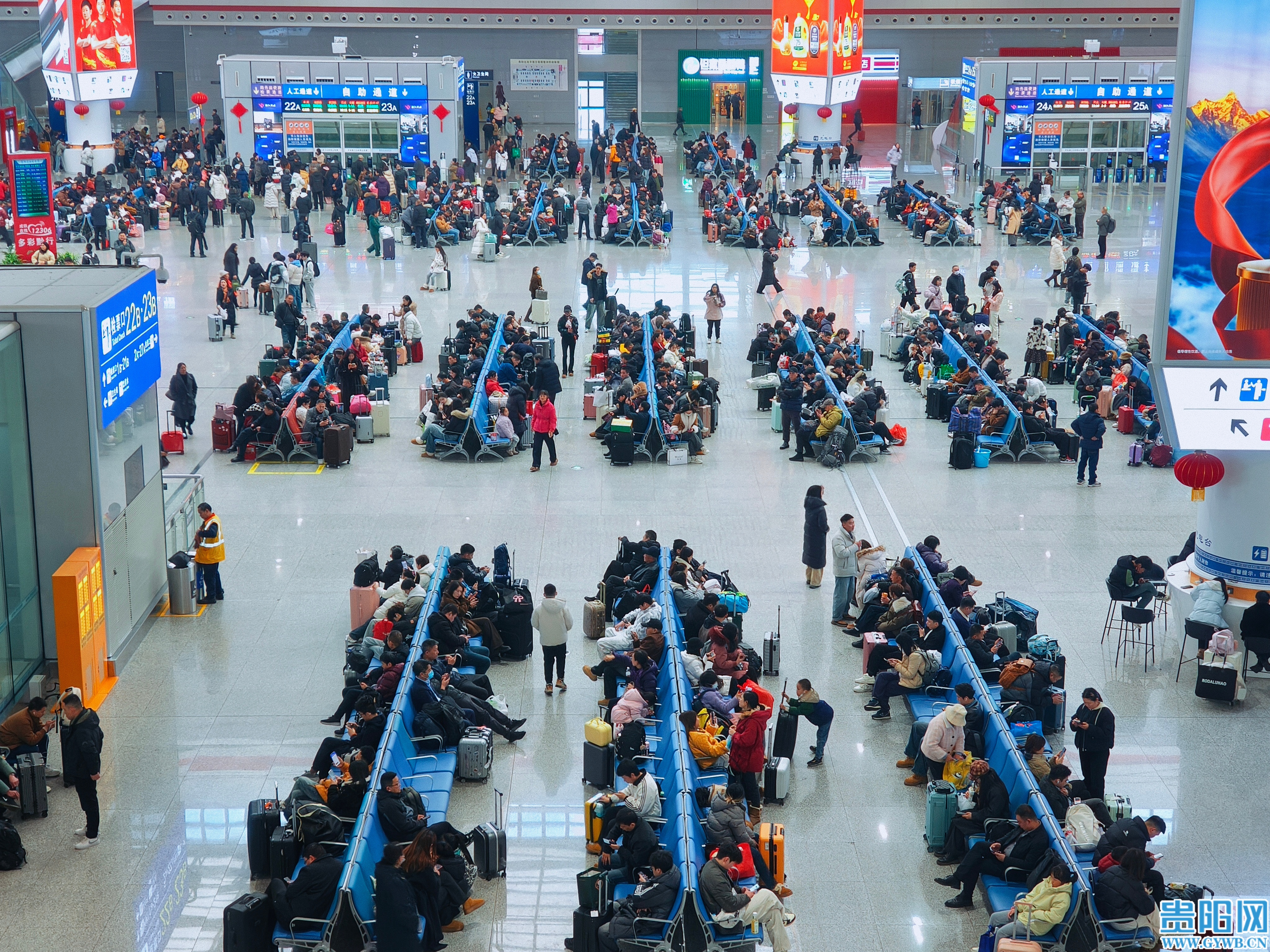 贵阳北站候车大厅，旅客十分密集 (1).jpg