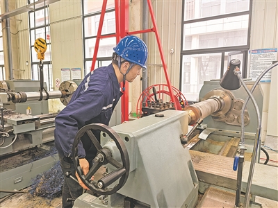 贵州隧途智能制造有限公司的工人们忙着赶制液压支架订单。