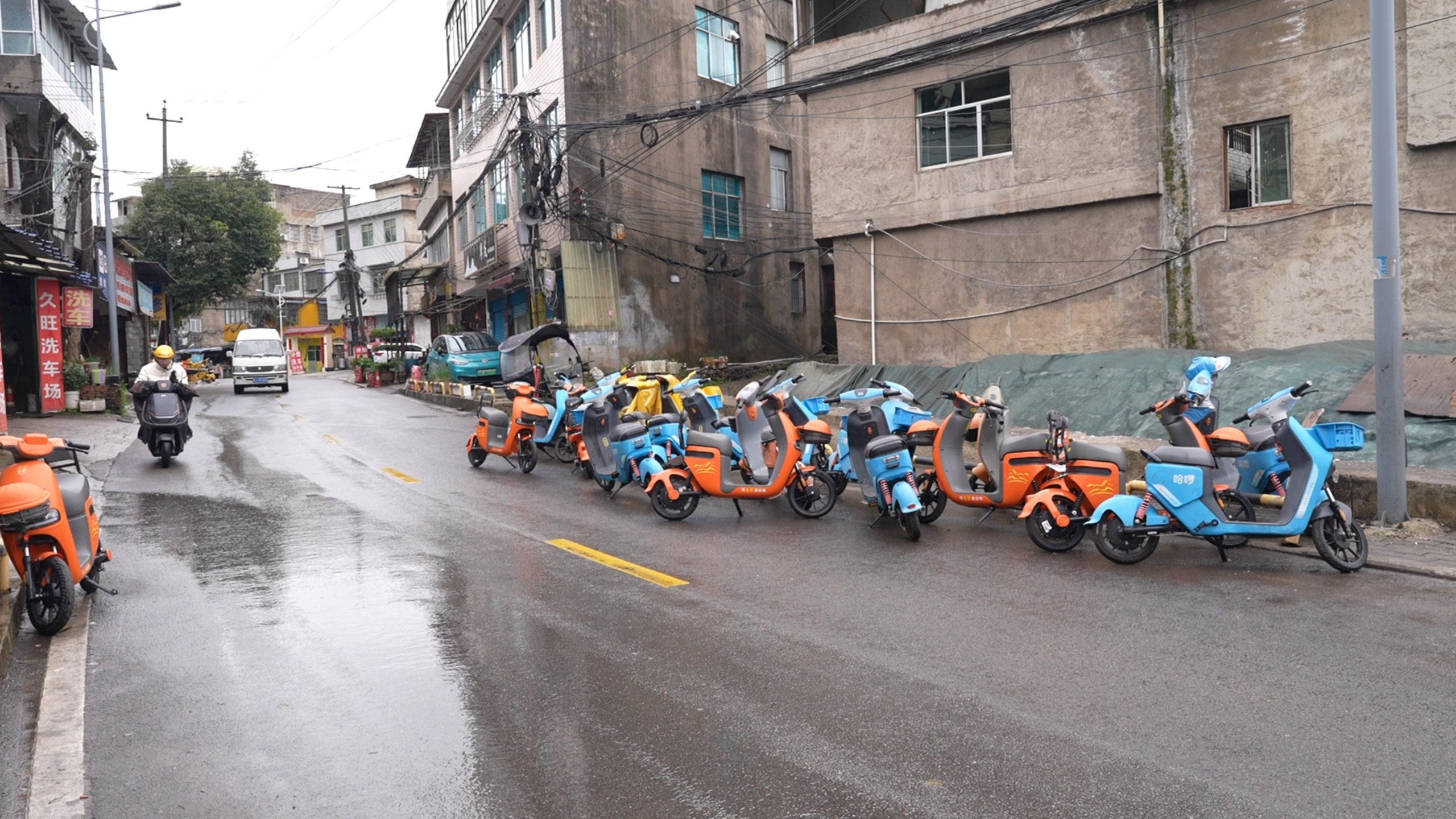 停车点位在路边 车辆占据一条道路