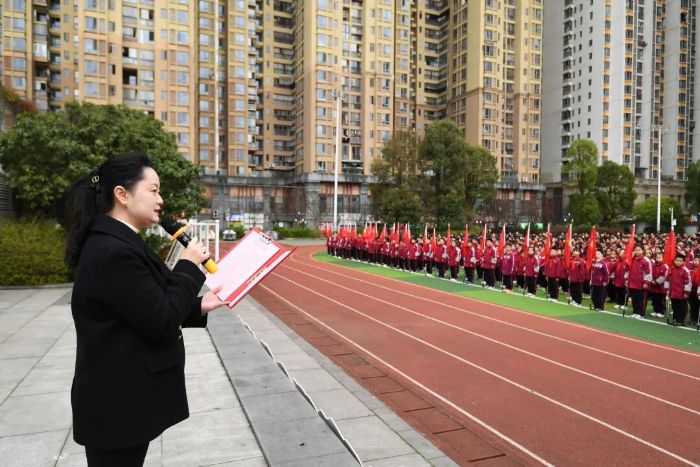 3月2日,贵阳市南明区花果园第三小学春季学期开学典礼现场。2 图片