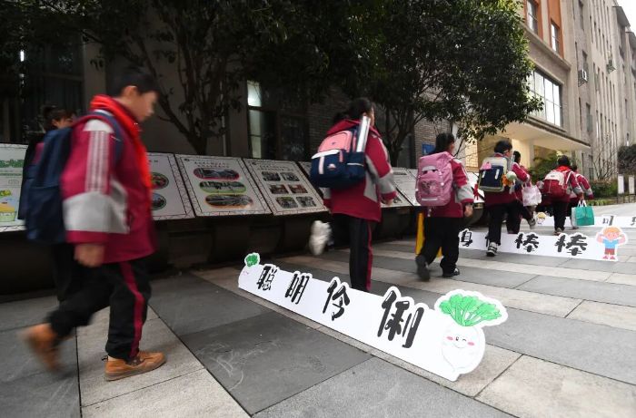 3月2日,贵阳市南明区花果园第三小学的学生有序入校,开启新学期的学习生活。2 图片