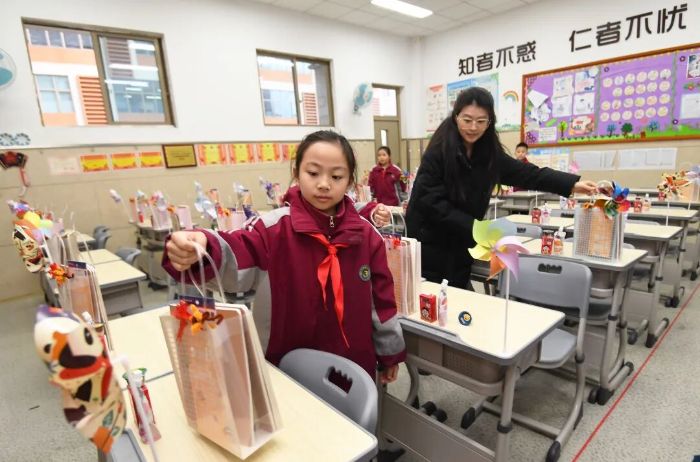 3月2日,贵阳市南明区花果园第三小学的老师和学生一起布置教室,迎接新学期的到来。 图片