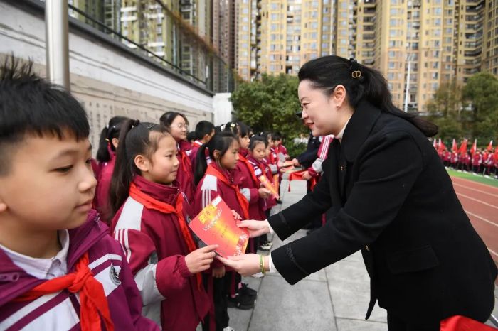 3月2日,贵阳市南明区花果园第三小学在春季学期开学典礼现场举行新时代好少年(个人、团体)颁奖仪式。 图片