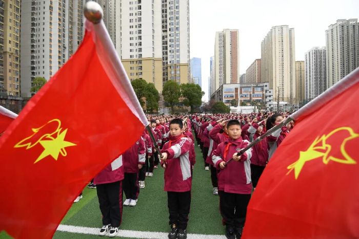 3月2日,贵阳市南明区花果园第三小学春季学期开学典礼升旗仪式现场。4 图片