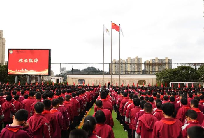 3月2日,贵阳市南明区花果园第三小学春季学期开学典礼现场。 图片