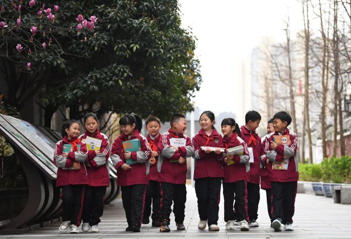 3月2日,贵阳市南明区花果园第三小学的学生们开心领课本,喜迎新学期。2 图片