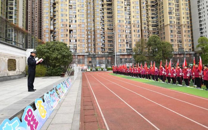 3月2日,在贵阳市南明区花果园第三小学春季学期开学典礼现场,交警叔叔给同学们讲解交通安全。 图片