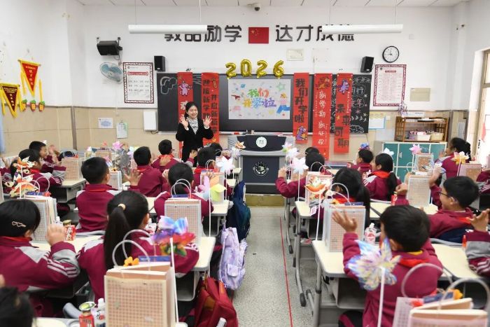 3月2日,贵阳市南明区花果园第三小学的学生活力满满开启新学期。 图片