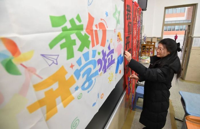 3月2日,贵阳市南明区花果园第三小学的老师正在精心布置教室,迎接新学期学生返校。 图片