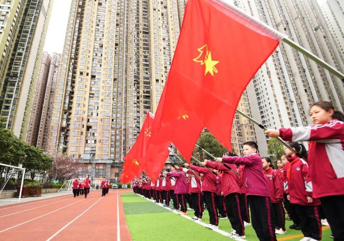 3月2日,贵阳市南明区花果园第三小学春季学期开学典礼升旗仪式现场。 图片