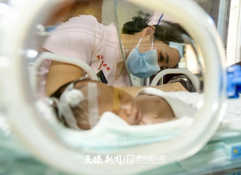 17473586182395.jpg 874348-2025年5月12日,在贵州省黔南布依族苗族自治州罗甸县中医医院妇产科,护士在照护新生儿宝宝。.jpg