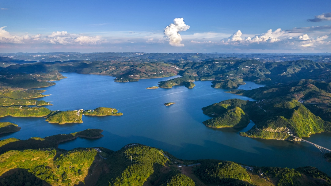 dD0xNzcyNTU0NzQ4X3I9OWIxYmU2ODdfdz0xMDgwX3E9MTAwX2U9SlBH.webp 史开心 摄(影像贵州)-2025年8月24日航拍的贵州省毕节市境内的吱嘎阿鲁湖。.JPG