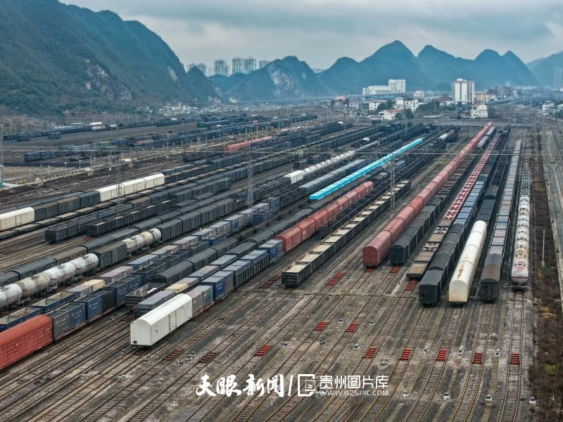 dD0xNzcwNjAyOTAzX3I9NDVkNjUxNWVfdz04MDBfcT0xMDBfZT1qcGc=.webp 956878-2026年2月5日,贵阳南站编组场一派繁忙运输景象,编组集结完成的货物列车整装待发。.jpg