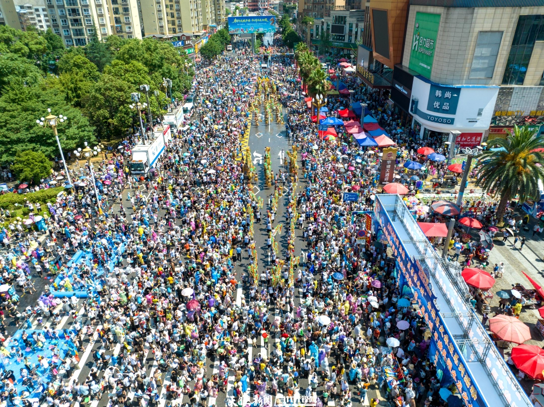 平塘“水龙”巡游。.jpg