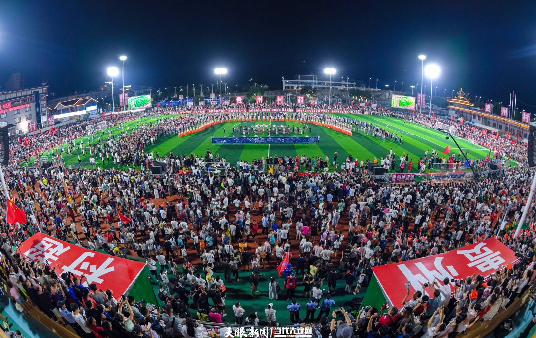 “村超”现场，人声鼎沸、热闹非凡。 贵州日报天眼新闻记者 贾智 摄.jpg