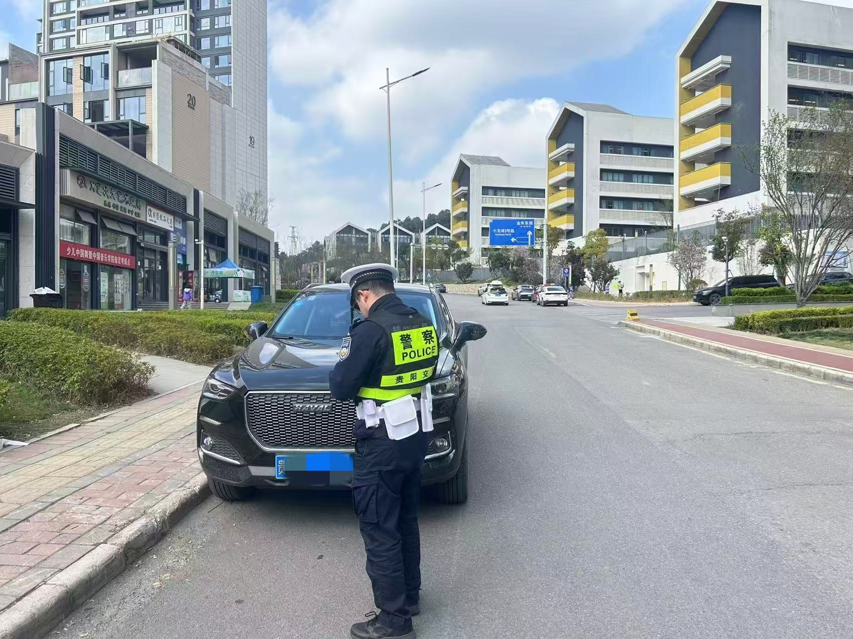交警现场处罚(部门供图)