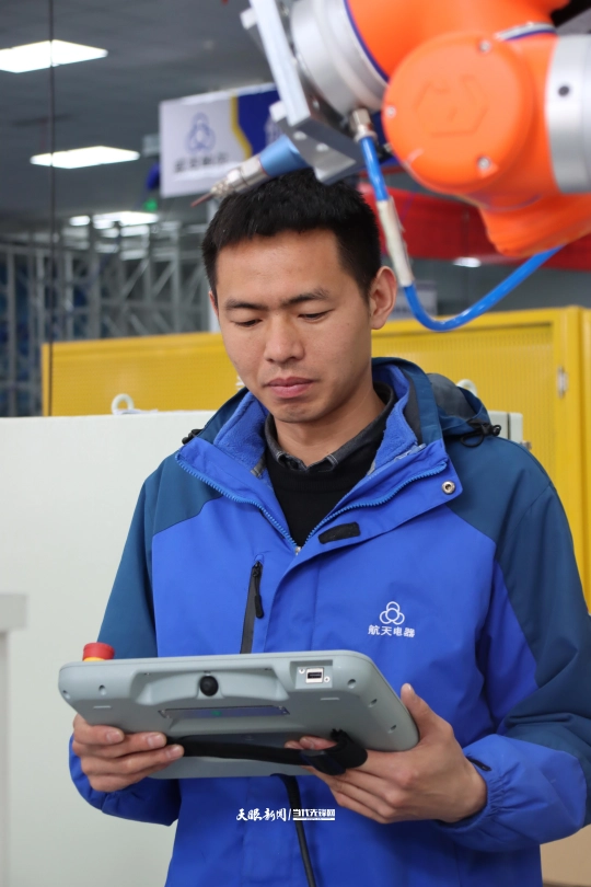 17737368858279.jpg 陈小洪调整设备参数.jpg