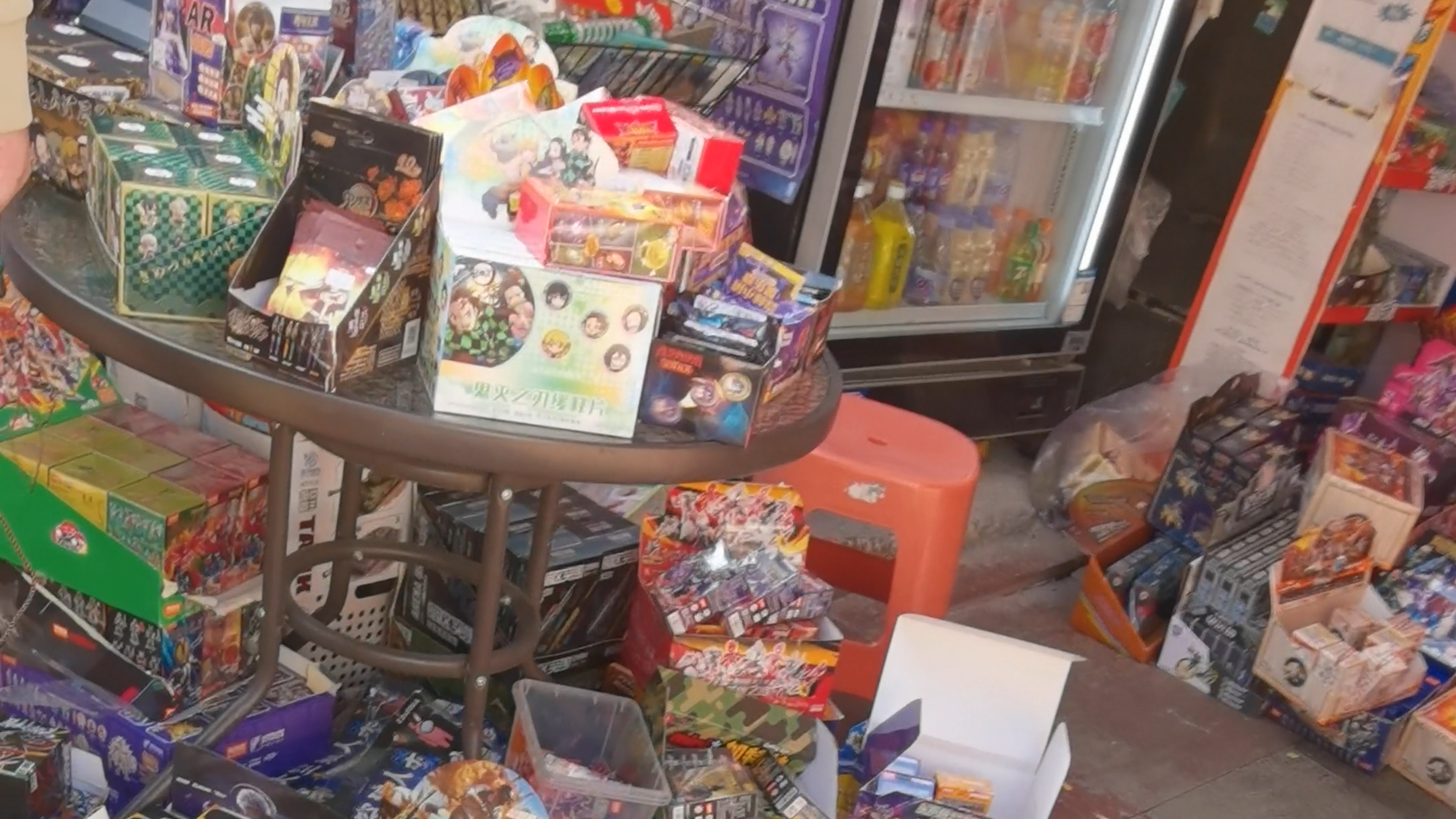 无售价、无正规标识的盲盒、玩具卡片摆在显眼位置,专门吸引学生选购