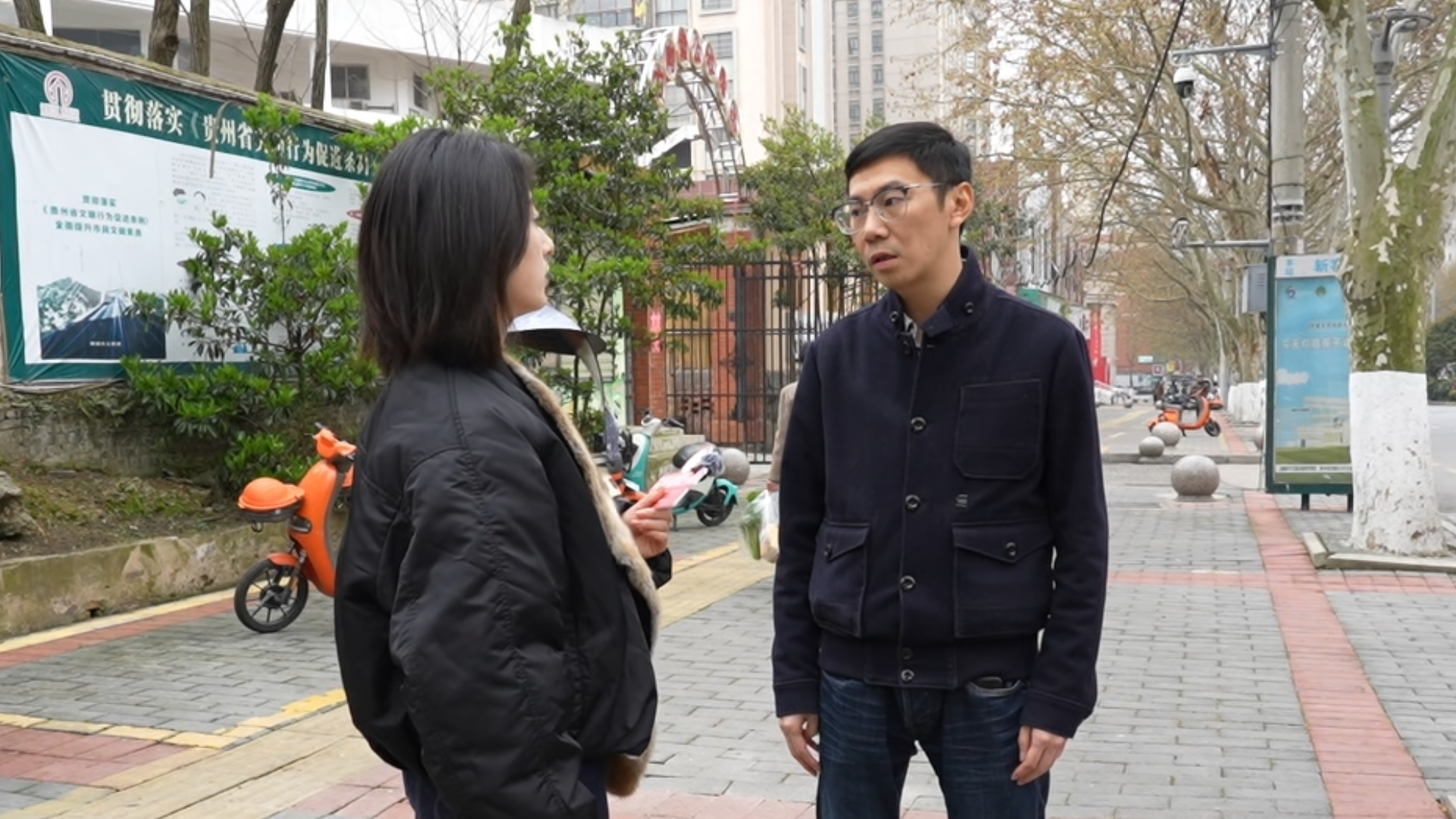 贵安公交交通有限公司工作人员(右一)向问政记者(左一)介绍情况