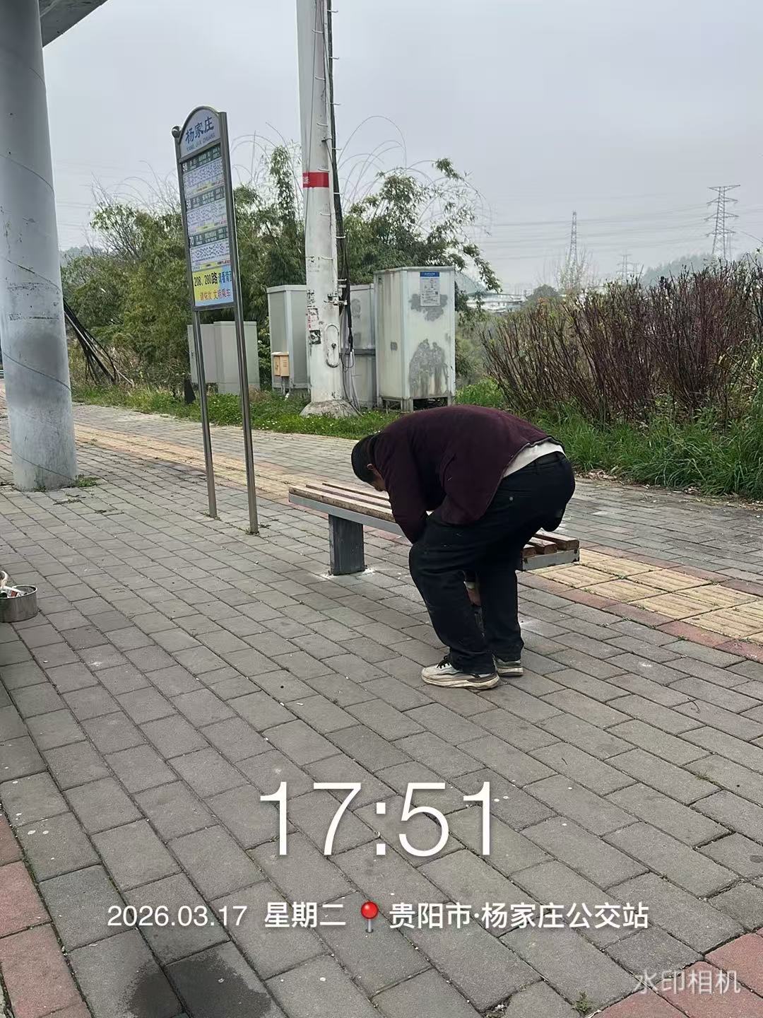 公交公司工作人员安装候车椅