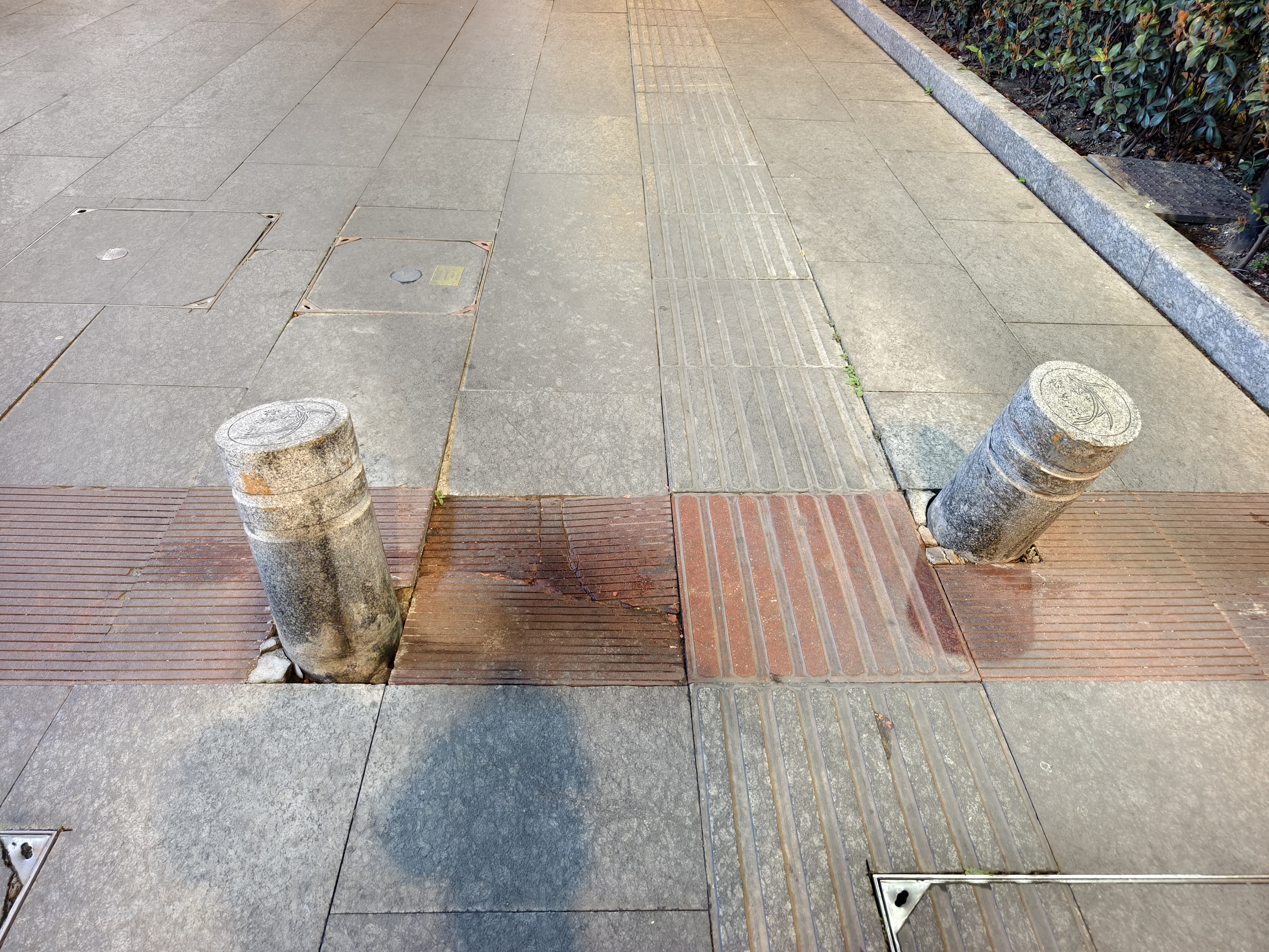 人行道石砖破损1