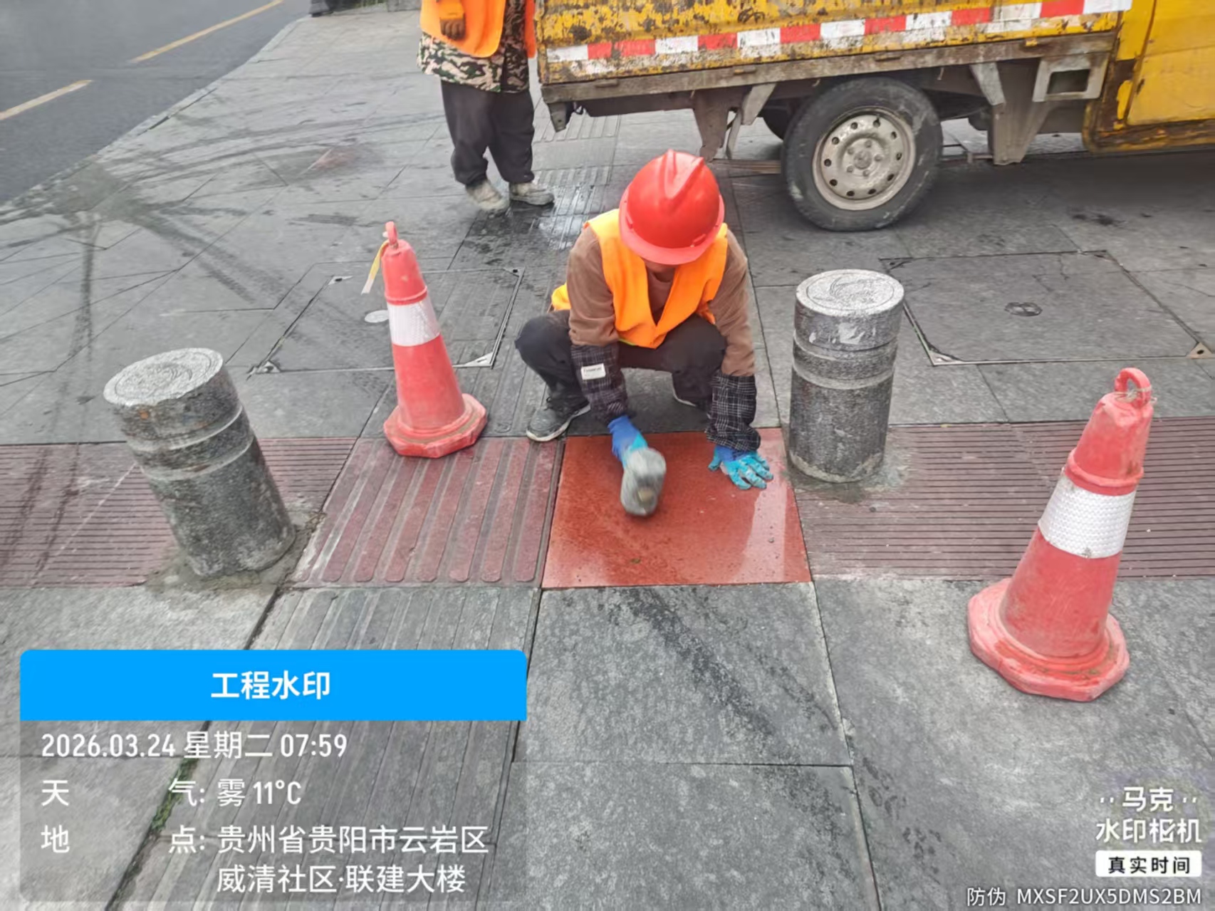市政工作人员正在修复破损石砖(部门供图)1